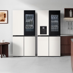 미니멀한 주방 공간에 STEM 냉장고 2대가 배치되어 있다.